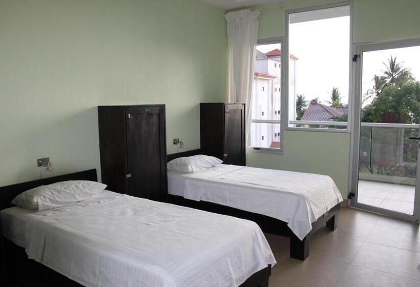 تختخواب در اتاق مشترک, Room2board Hostel And Surf School