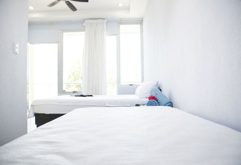 اتاق استاندارد با سرویس بهداشتی مشترک, Room2board Hostel And Surf School