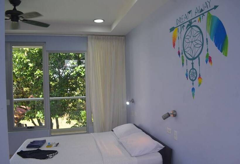 اتاق استاندارد, Room2board Hostel And Surf School