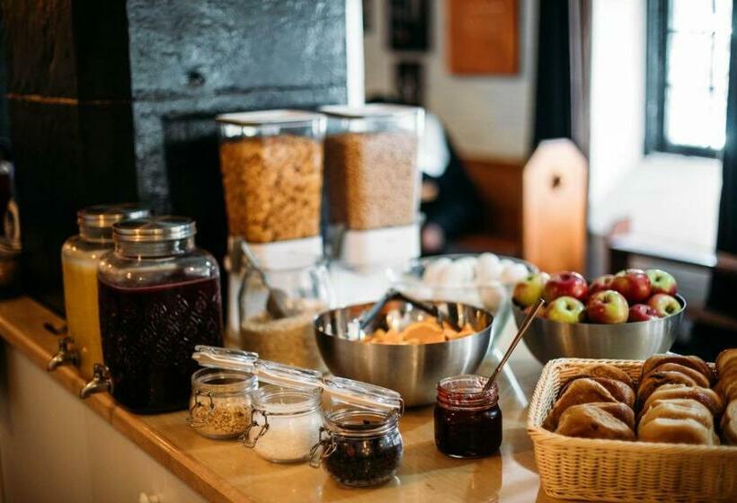 Номер Стандарт, Saintlo Ottawa Jail Hostel