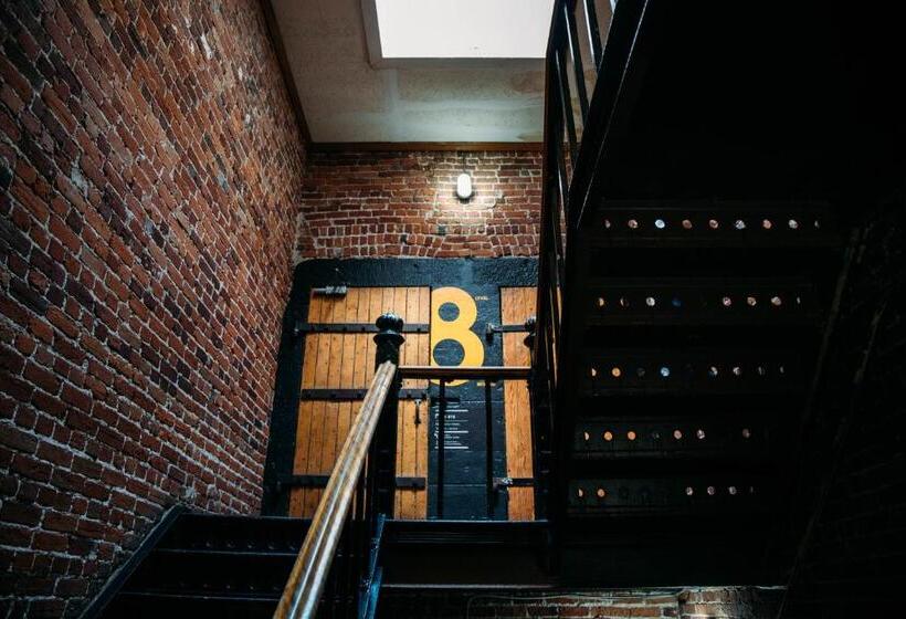 Номер Стандарт, Saintlo Ottawa Jail Hostel
