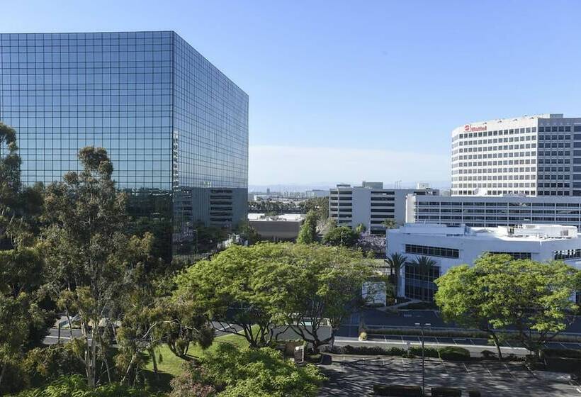جناح لذوى الاحتياجات الخاصة, Cambria Hotel Lax
