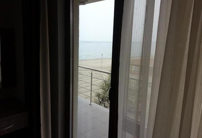 带阳台及侧面海景的标准房间, Agapi Mamaia