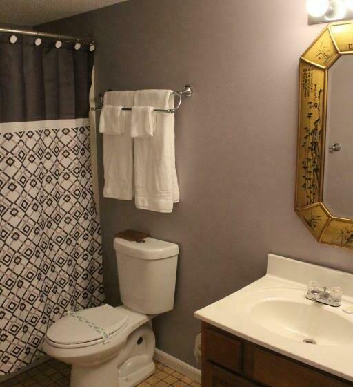 חדר דחוקס עם מיטת קינג, Brydan Suites