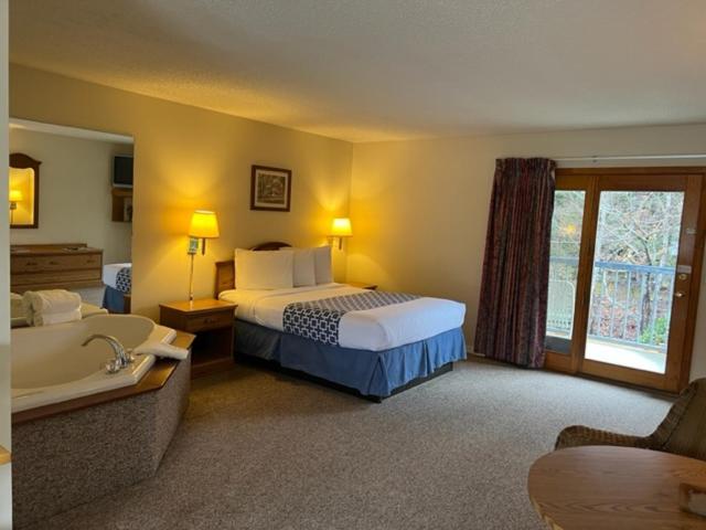 Номер Стандартный Кровать Куин, Four Seasons Inn