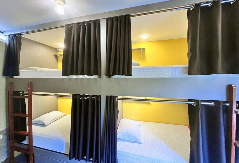 سرير فى غرفة مشتركه, Banana S Adventure Hostel