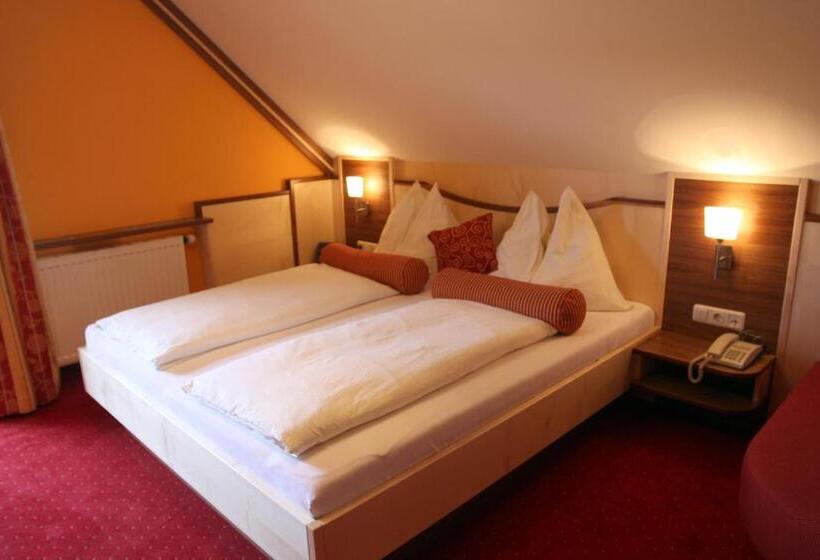 غرفة قياسية رباعية مزودة بشُرفة, Garni Thermenglück