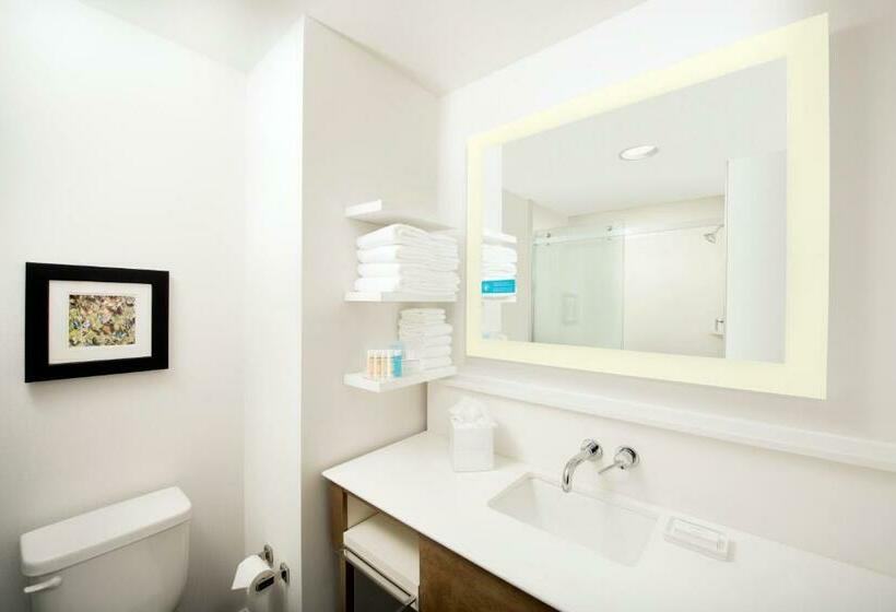 Люкс Deluxe Кровать Кинг, Hampton Inn By Hilton Wilmington Downtown