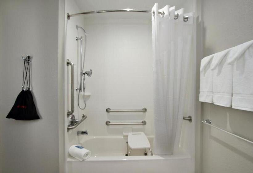 Номер Стандарт Адаптированный для Инвалидов, Holiday Inn Express & Suites Columbus North By Ihg