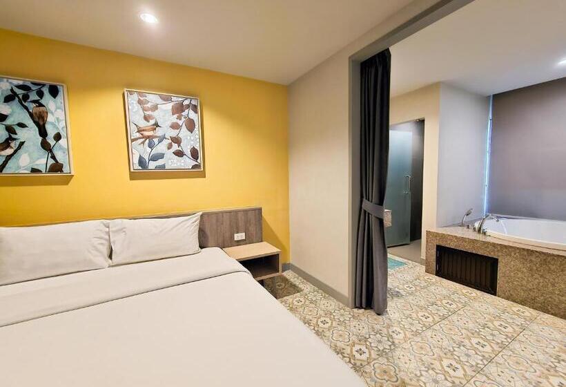 스탠다드 자쿠지 룸, Recenta Suite Phuket Suanluang