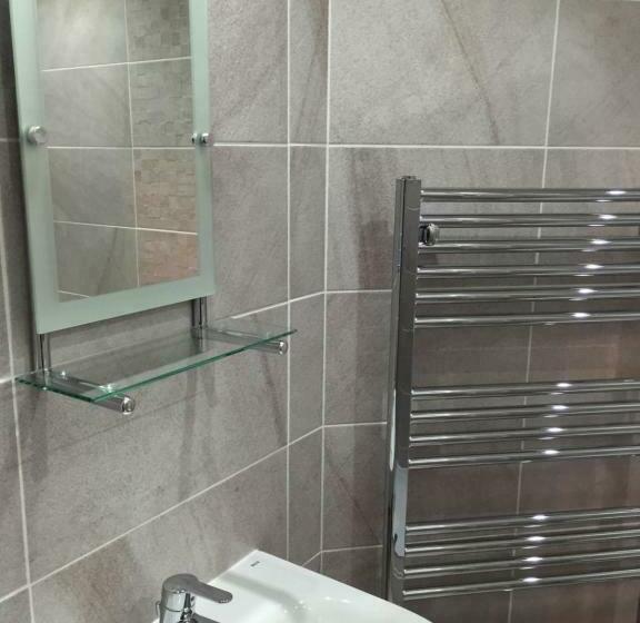 غرفة قياسية مطلّة علي البحر, Bromwell Court