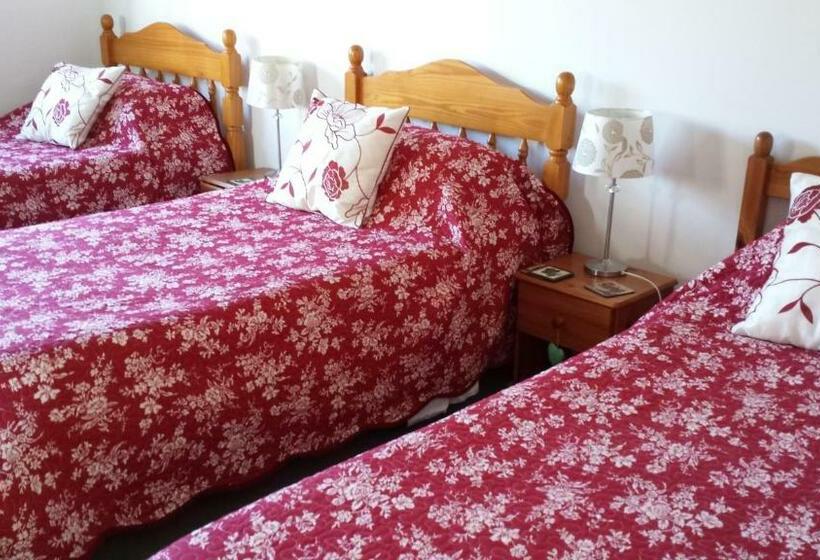 标准三人间, Strawberry Cottage B&b
