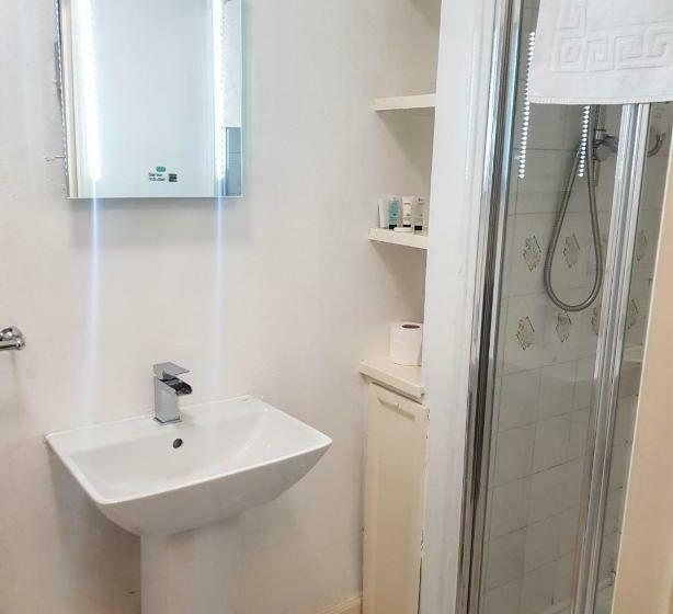 Семейный Номер, Littledean House