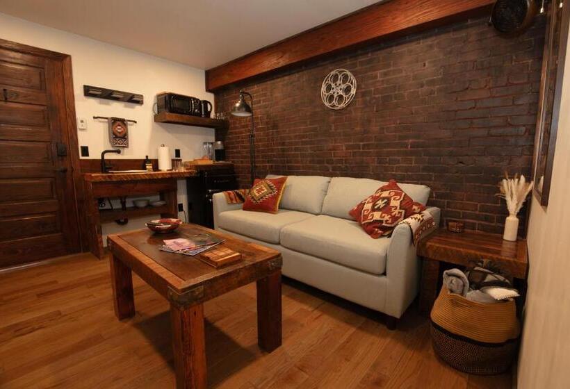 اتاق سوپریور با تخت بزرگ, The Frenchman Suites