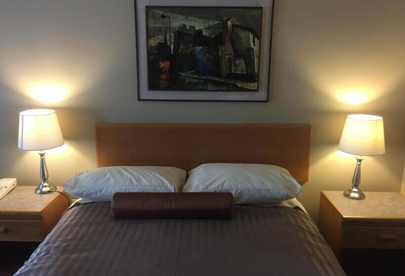 标准间, Avalon Inn