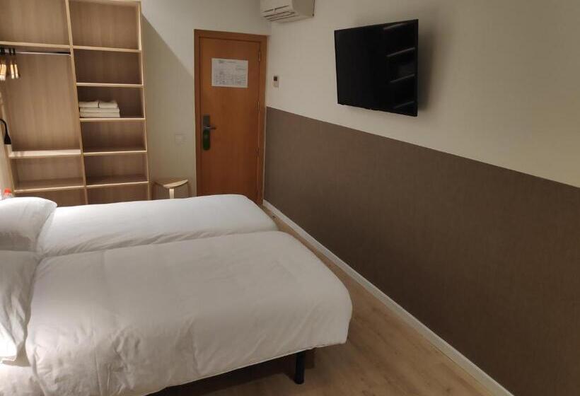Habitación Triple Estándar, Hostal Bestprice Barcelona Stadium