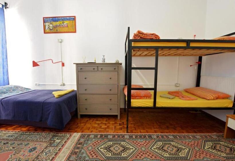 共用房间的床, Mi Casa Es Tu Casa   Shkodra Backpackers Hostel