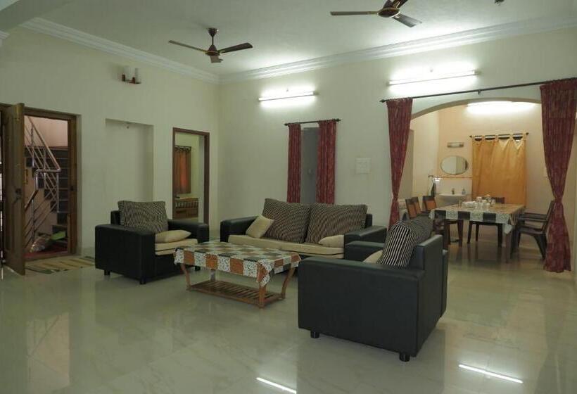 חדר סטנדרט עם מרפסת, Dr Pa Pondy   A Luxury Home Stay
