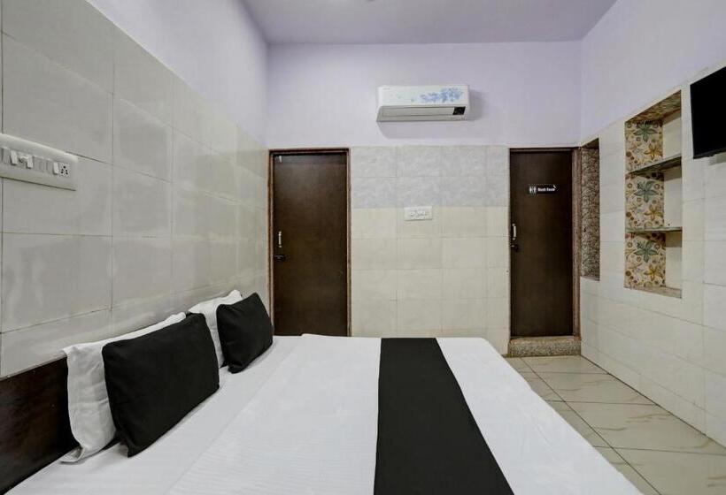 اتاق کلاسیک سه تخته, Oyo Hotel Girdhar