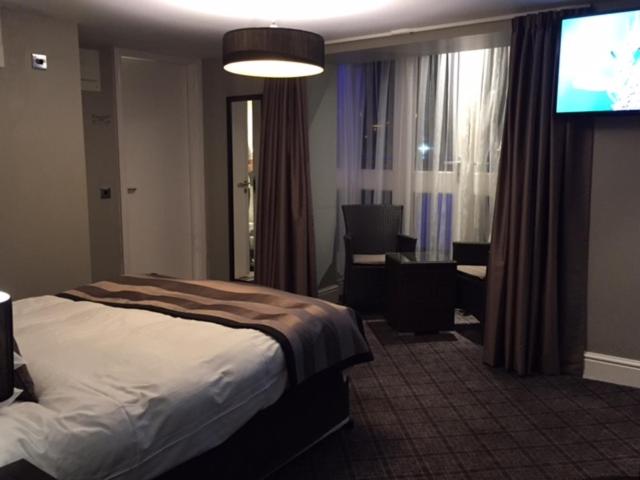 Номер Стандарт с Балконом, The Angel Hotel Wetherspoon