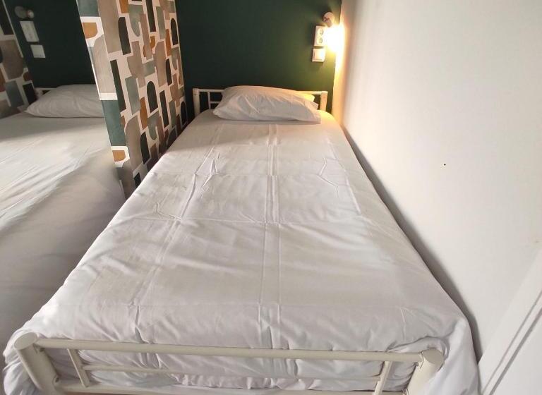 Кровать в Общей Комнате, Aerostay Hostel