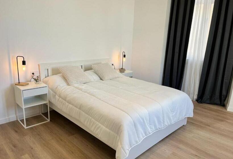 اتاق استاندارد با سرویس بهداشتی مشترک, Suites Larios