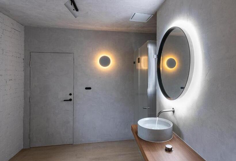 اتاق لوکس, In The Brick Spa And