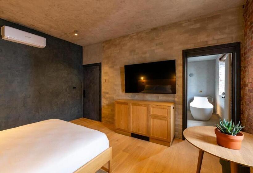اتاق لوکس, In The Brick Spa And