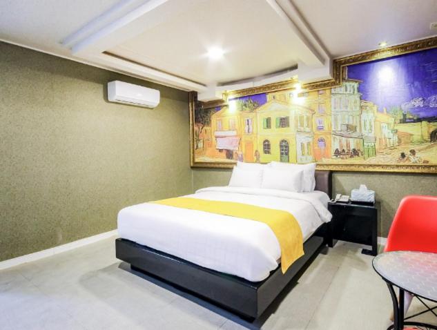 سوییت, Opera Motel