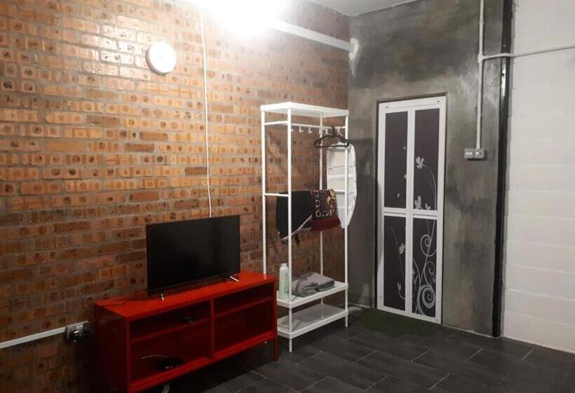 Трехместный Номер Стандарт Вид на Бассейн, Safar House & Cabin