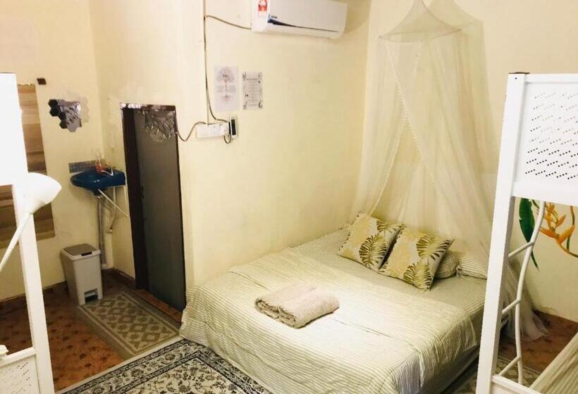 اتاق خانوادگی با چشم‌انداز باغ, Dar Yasmine Motel