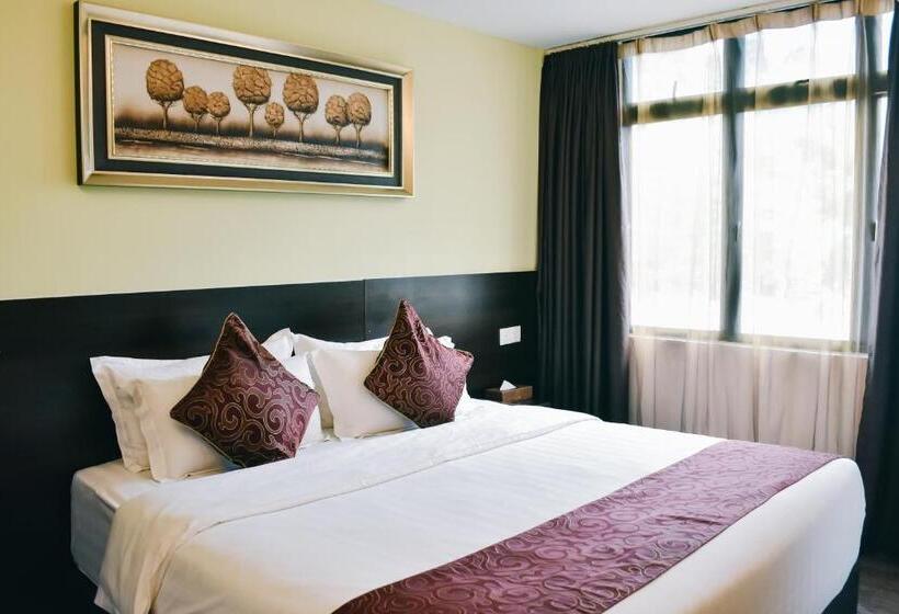 Номер Executive Кровать Кинг, J Suites