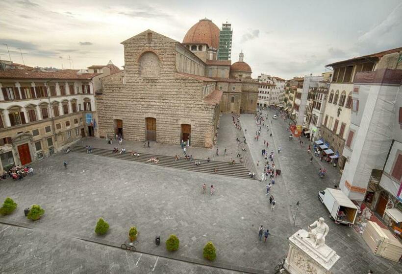 اتاق استاندارد با چشم‌انداز شهر, The Artists' Palace Florence