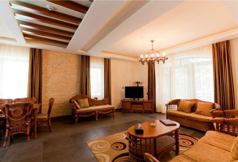 小室, Dilijan Resort