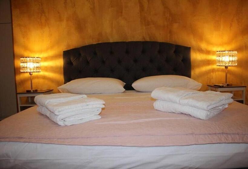 חדר אקונומי לשלושה, Il Pontefice Luxury