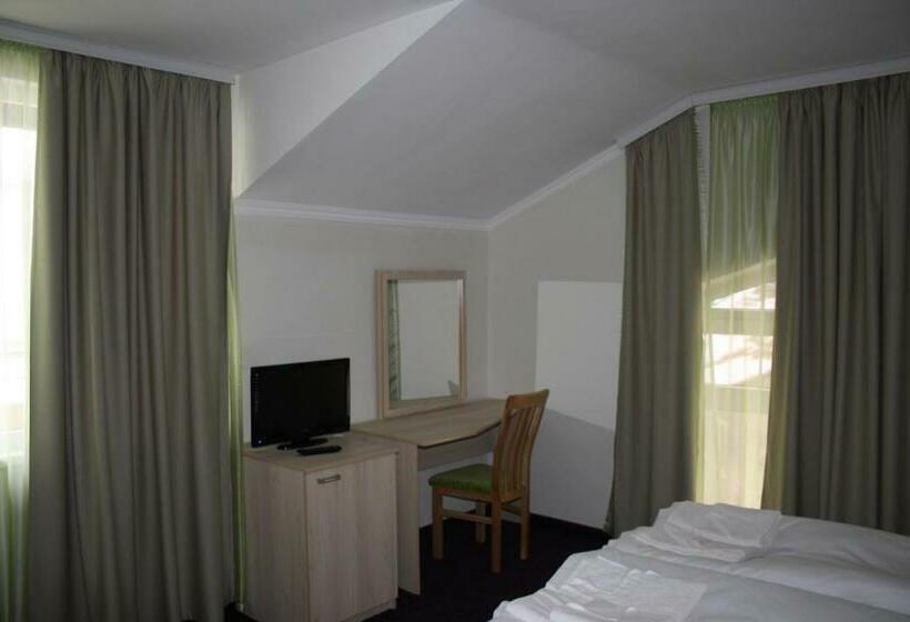 Quarto Estandar, Saint George Family