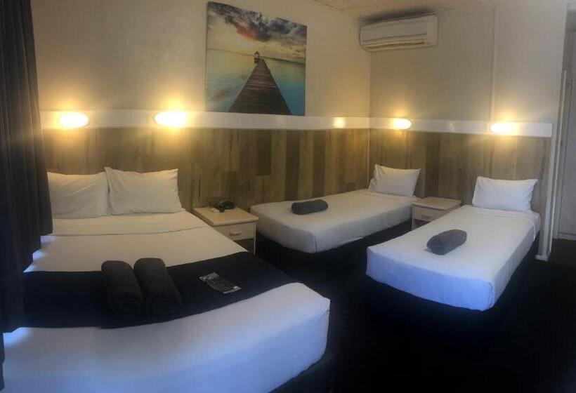 Семейный Номер, Wattle Tree Motel