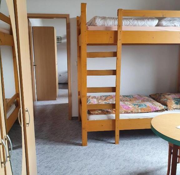 חדר סטנדרט חדר אמבטיה משותף, Monteurzimmer Alte Schule Heberndorf 1