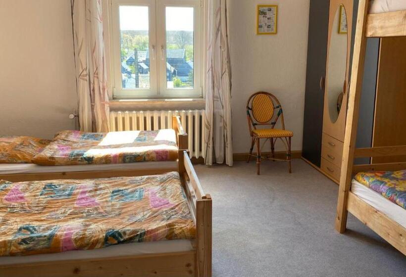 חדר סטנדרט לשלושה עם חדר אמבטיה משוף, Monteurzimmer Alte Schule Heberndorf 1