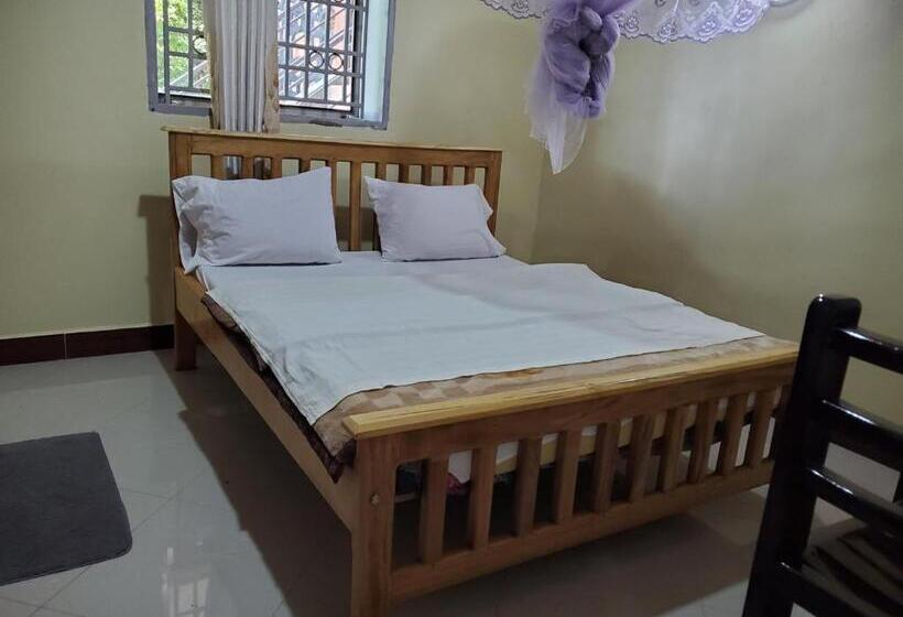 اتاق استاندارد یک نفره, Bigodi Community Lodge