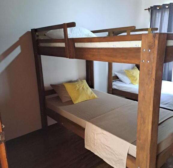 Четырехместный номер эконом класса с общей ванной комнатой, Hostel Casa Mar