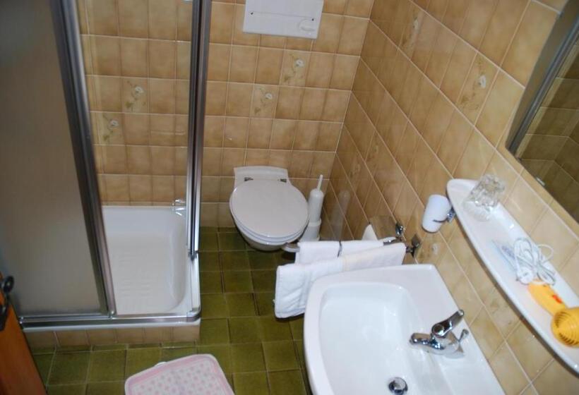 Трехместный Номер Стандарт с Балконом, B&b Hotel Heidi