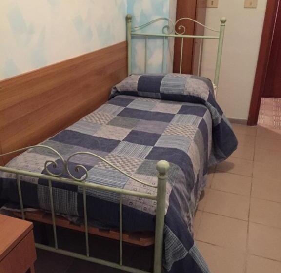 标准单人间共用浴室, Albergo Anna