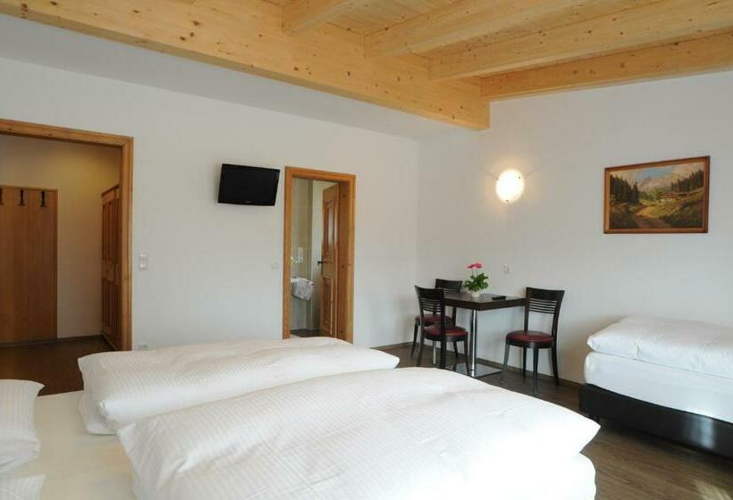 Трехместный Номер Стандарт с Балконом, B&b Hotel Heidi