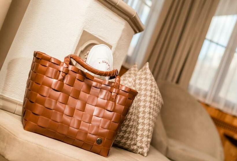 سوییت جونیور با بالکن, Savoy Dolomites Luxury & Spa