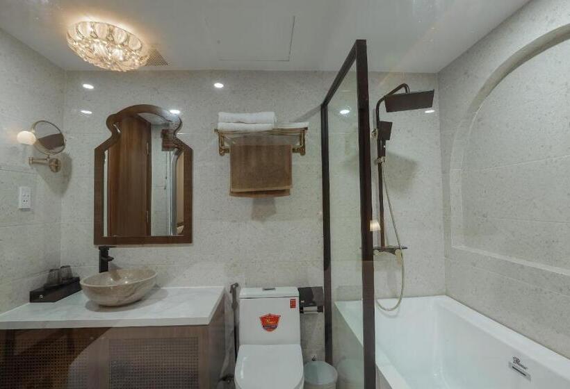 اتاق لوکس با بالکن و چشم‌انداز دریا, Maya Hotel 4