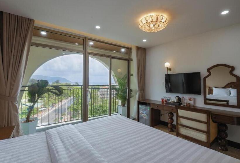 اتاق لوکس با بالکن و چشم‌انداز دریا, Maya Hotel 4