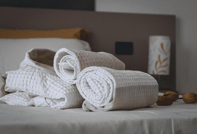 اتاق استاندارد با چشم‌انداز دریاچه, Moniga Resort