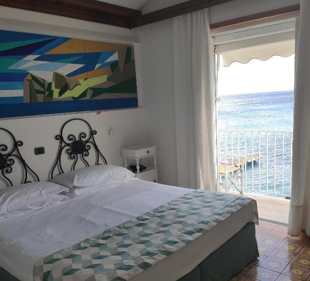 Quarto Triplo Estandar, Taverna Del Capitano