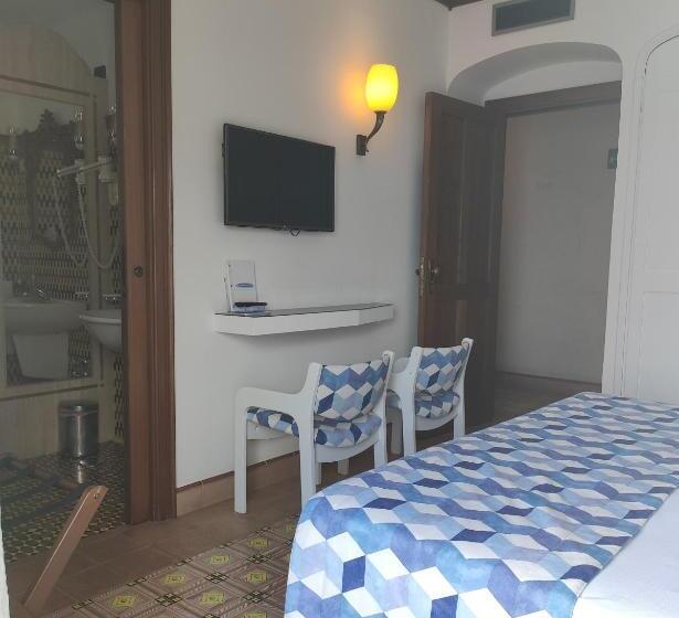 Quarto Estandar Comunicado, Taverna Del Capitano